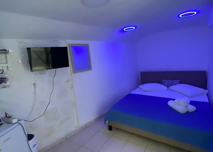 Tolos Budget Loggos Pensión 3*